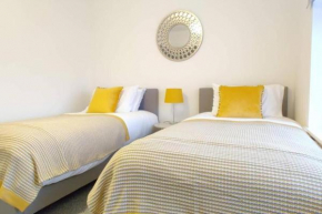Triple room with private bath near LFC Free Street Parking